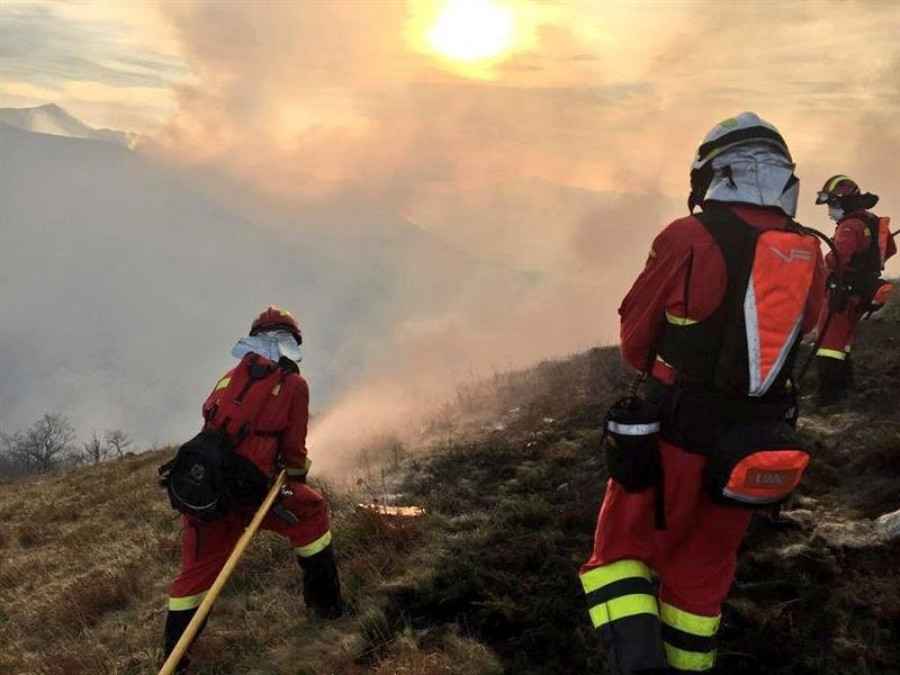 Última hora: La lucha contra el fuego continúa en 38 focos activos