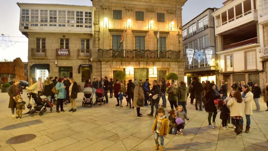 La Navidad empieza  a encenderse  de manera escalonada  en los municipios  del área de A Coruña