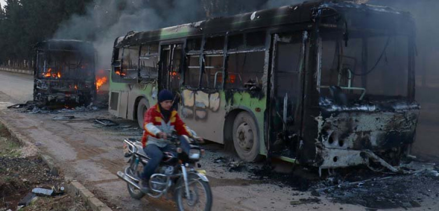 Incendian los autobuses destinados a evacuar a enfermos y heridos en Siria