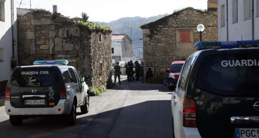 Detienen a dos hombres acusados de robar de madrugada en un bar de Meicende