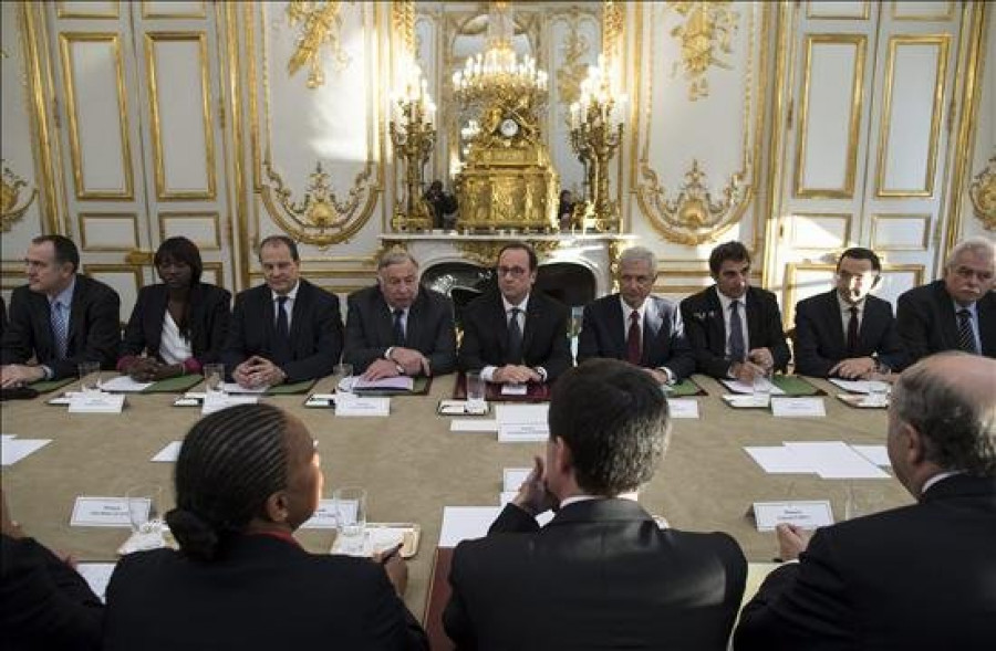 Hollande interrumpe su reunión de crisis ante la operación policial en marcha