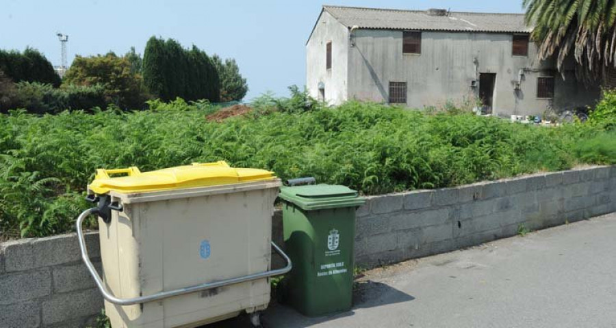 El Ayuntamiento desbroza cada año más parcelas ante el abandono rural