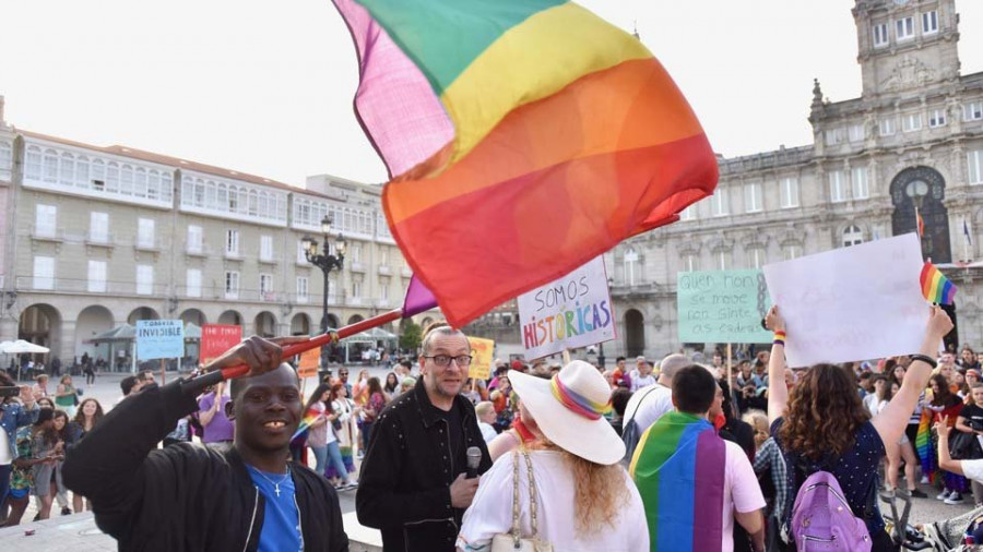 La bandera arcoiris tiñe María Pita en el Día del Orgullo Lgtbi