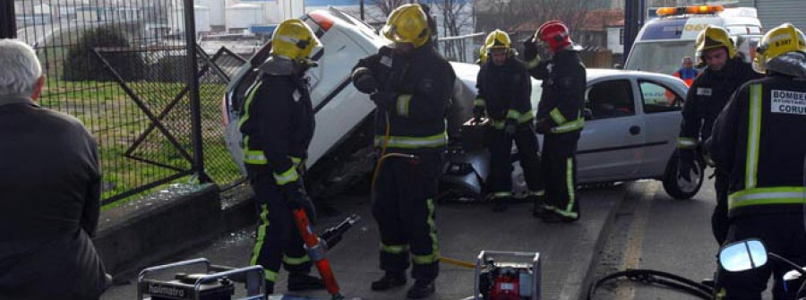 Chocan dos coches junto a la refinería en un aparatoso accidente sin heridos