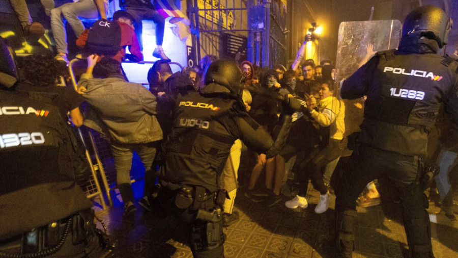 Dos policías gallegos entre los heridos durante los disturbios