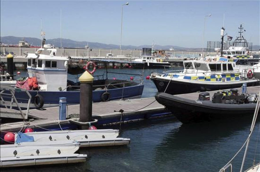 La cofradía de La Línea cita a los pescadores para retirar los bloques de Gibraltar