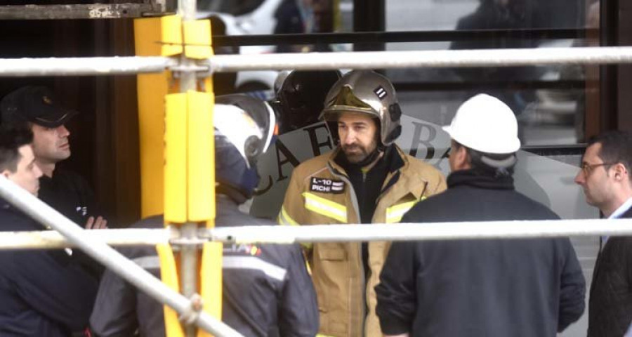 El suelo de un primer piso se desploma sobre un bar de la calle de la Torre