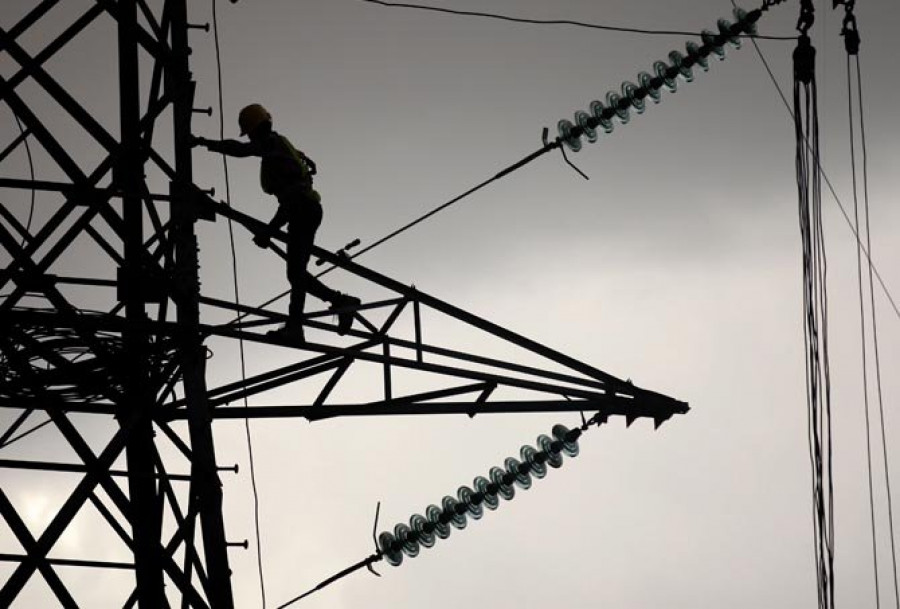 Muere un trabajador y otro resulta herido tras caer de una torre de alta tensión en Outes