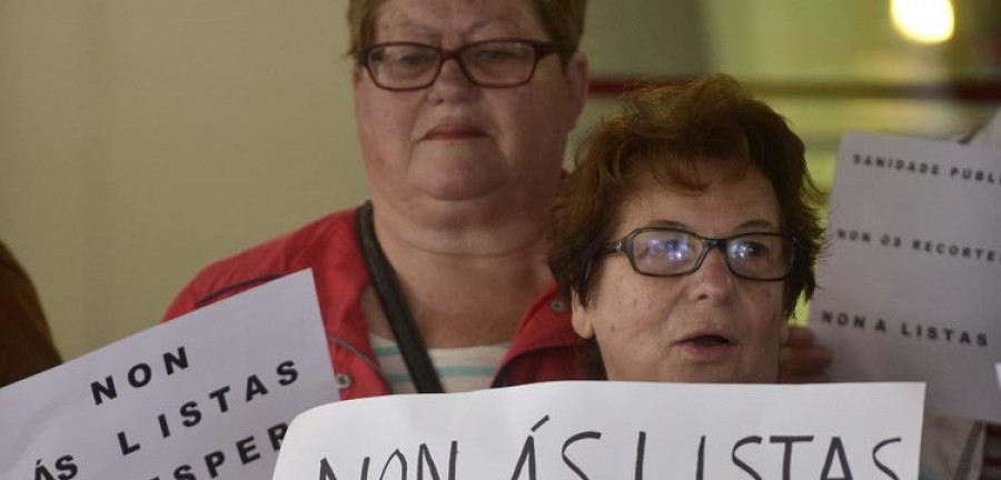 Una coruñesa protesta en el Chuac por llevar 16 meses esperando para ser operada