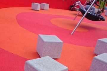 El BNG critica la instalación de varios asientos de hormigón en el nuevo parque infantil de Puga y Parga