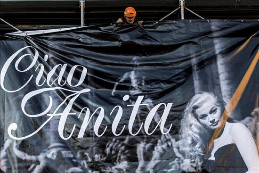 Roma homenajea a Anita Ekberg con su imagen expuesta en la Fontana Di Trevi