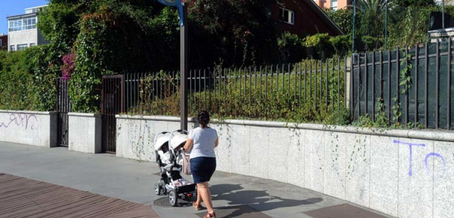 Roban los forjados de los cierres de las casas del paseo marítimo de Perillo