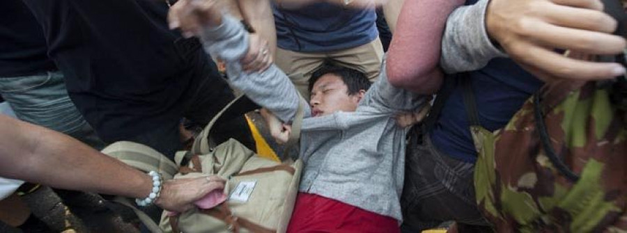 Los estudiantes sufren ataques y rompen el diálogo con el Gobierno de Hong Kong