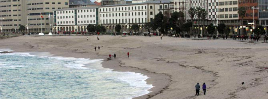 Las obras de mejora de la playa de Riazor coinciden hoy con  una alerta naranja por temporal