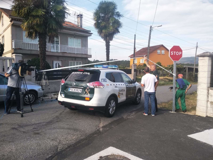 Asesinato en Valga: los coches fúnebres abandonan el lugar del crimen