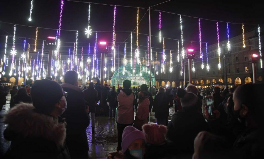 Las estrellas ya iluminan A Coruña en el inicio de la Navidad que llegará  a todos los barrios