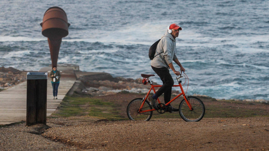 Multas de 200 euros por acercarse a la costa durante una alerta naranja