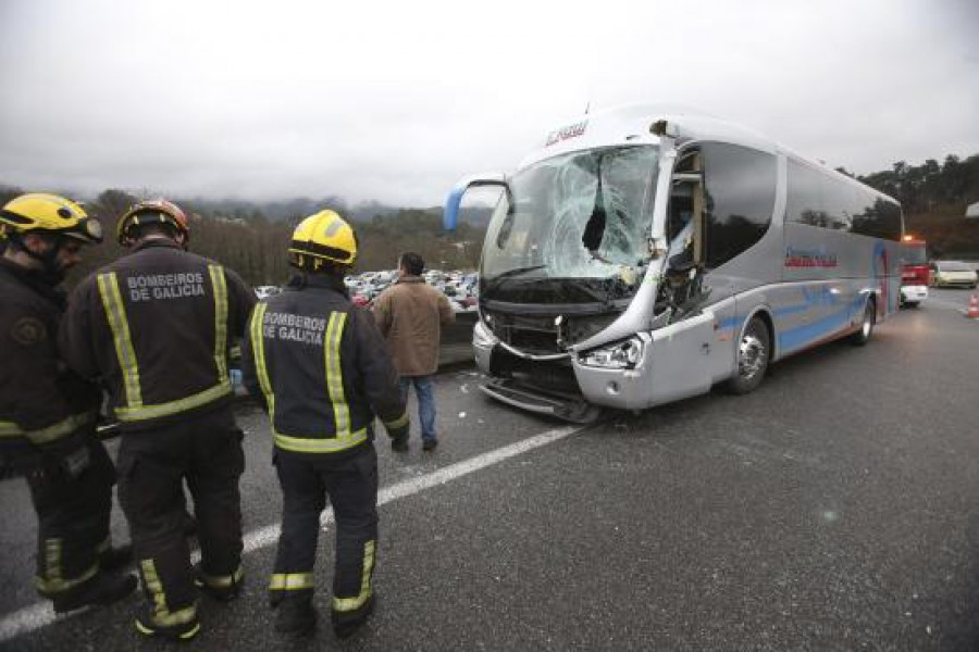 Heridos el conductor y un pasajero de un autobús accidentado en Mos