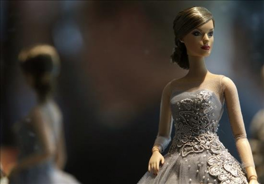 La Reina cautivó a los creadores de Barbie el día de la proclamación del Rey