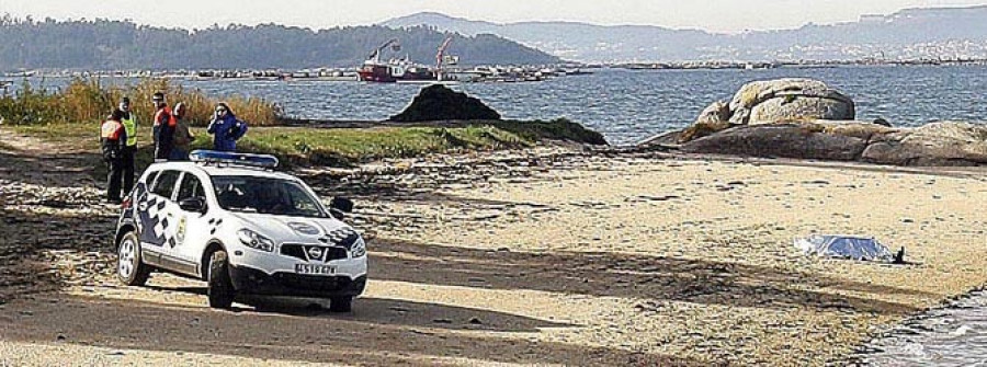 Hallan flotando en As Sinas el cadáver de un marinero jubilado que recogía mejillones en la playa