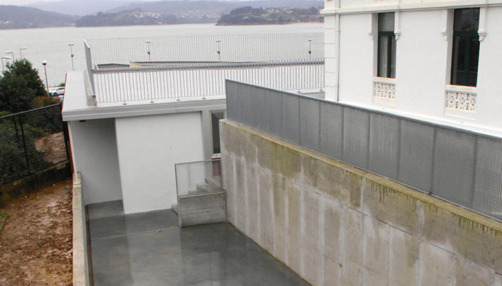 El Ayuntamiento invierte 100.000 euros en la cubierta del patio del Sada y sus Contornos