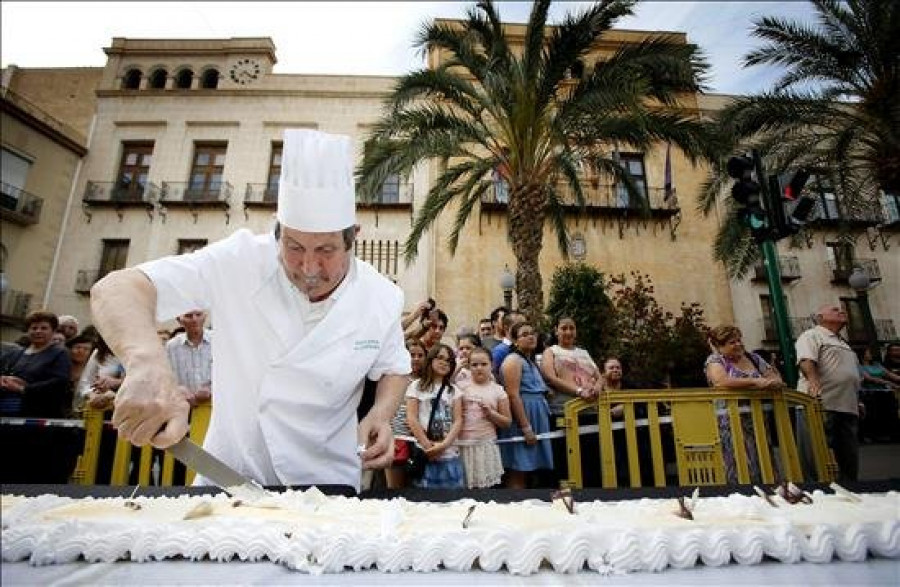 Un pastelero ilicitano elabora la tarta de Elche más grande, de 150 metros