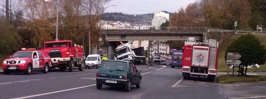 Un camión grúa queda atrapado en el túnel de la N-VI en la zona de A Condesa