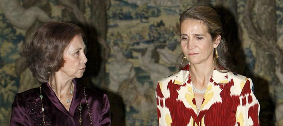 La familia Urdangarin espera la llegada de la reina y la infanta Elena a Vitoria
