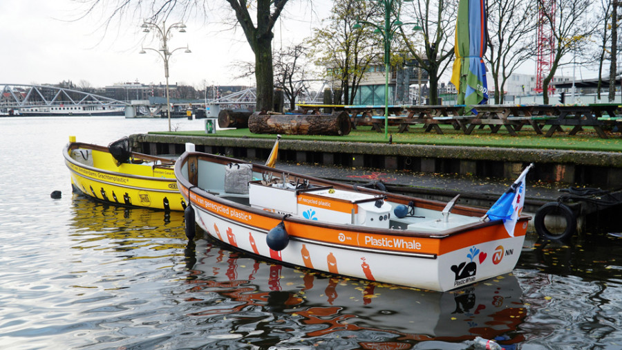 Pescar plásticos en barcos hechos con basura