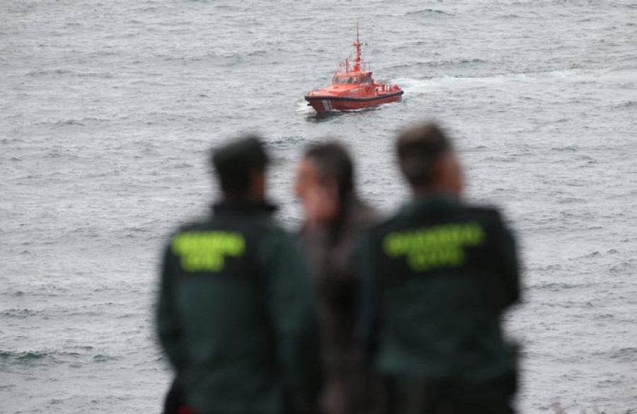 Muere un octogenario tras ser rescatado del agua en el muelle de A Pobra de Caramiñal