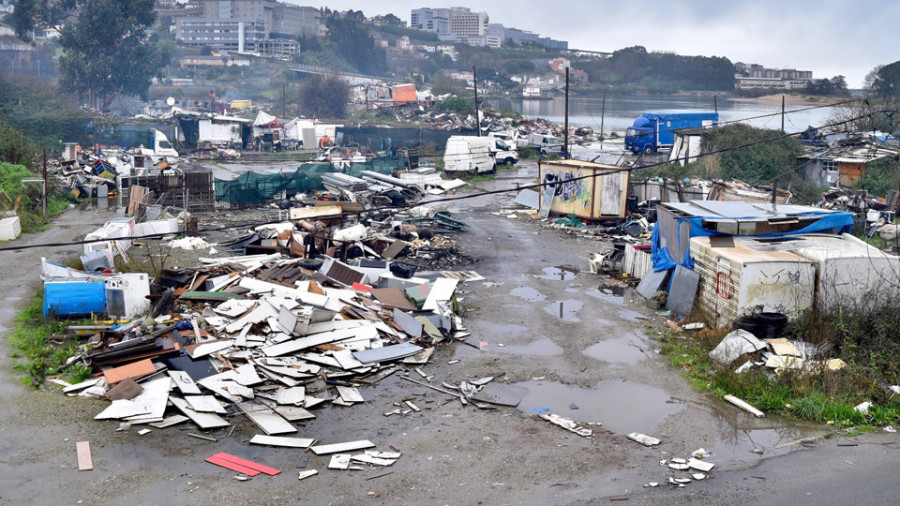 Más de 20 familias subsisten todavía en el poblado chabolista de A Pasaxe
