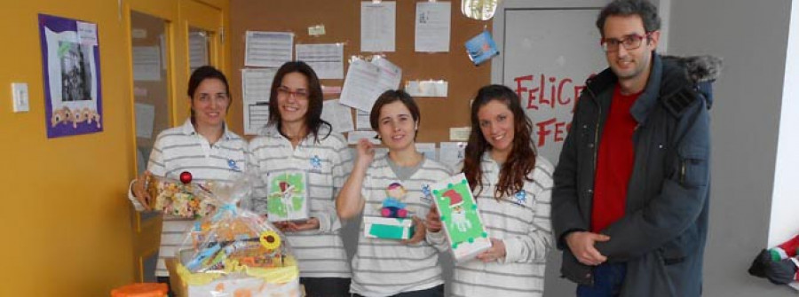 ARTEIXO-Los niños de Pastoriza preparan cajas de regalos para familias sin recursos