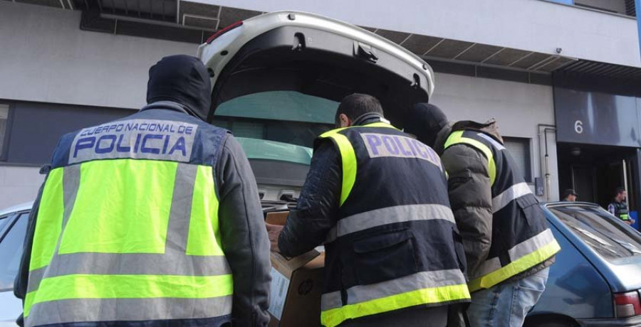 Los acusados de huir de un control de la Guardia Civil y traficar con drogas en Santa Comba niegan los hechos