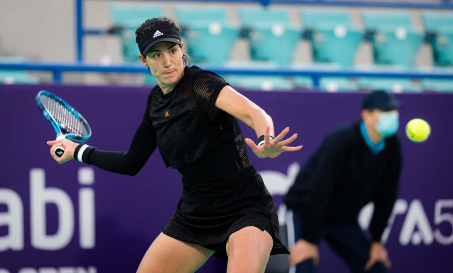 Muguruza se exhibe ante la francesa Kristina Mladenovic