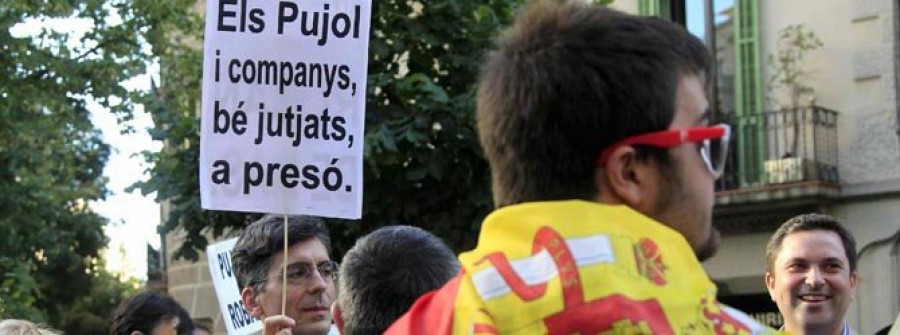 Un centenar de personas se manifiestan en Barcelona para mostrar su indignación con Pujol