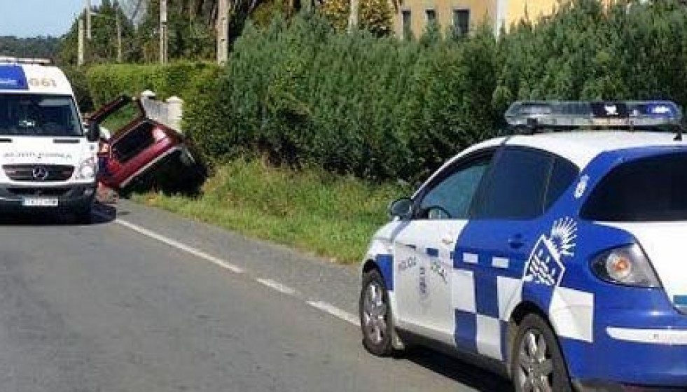 Un vecino de Cedeira de 58 años muere tras una salida de vía del vehículo que conducía