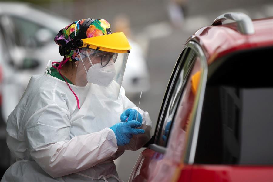 Galicia suma casi 1.200 contagios y los hospitalizados siguen al alza