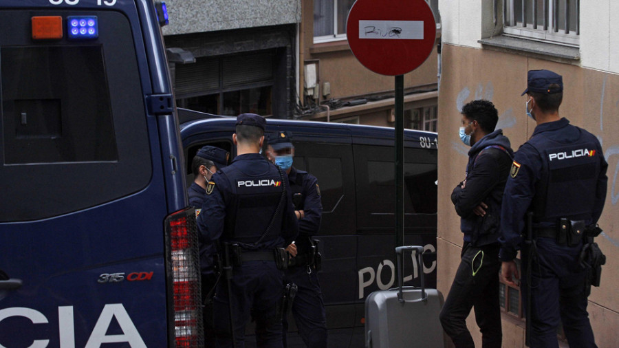 Detenidos dos varones por robar un ordenador, ropa y gafas en vehículos aparcados en A Coruña