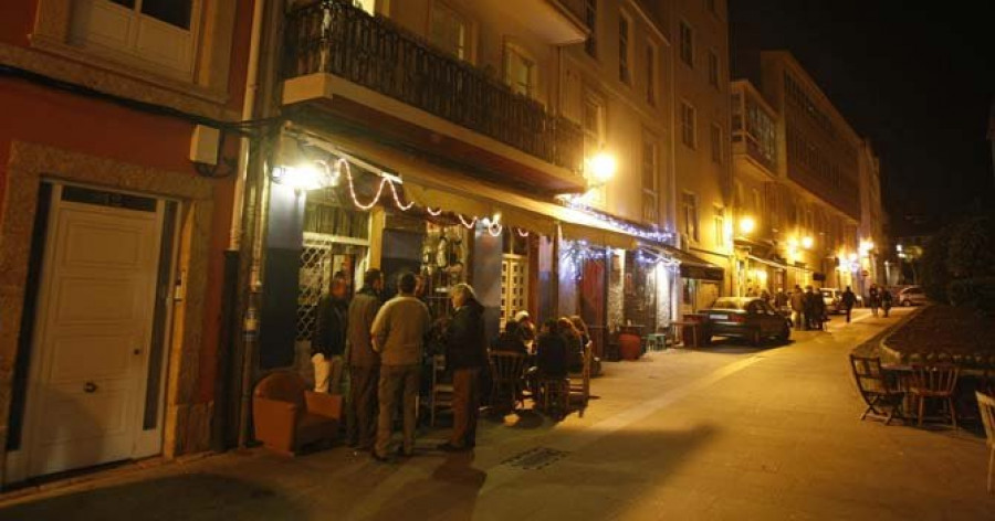 Hosteleros del centro de A Coruña se concentran contra el cierre del ocio nocturno