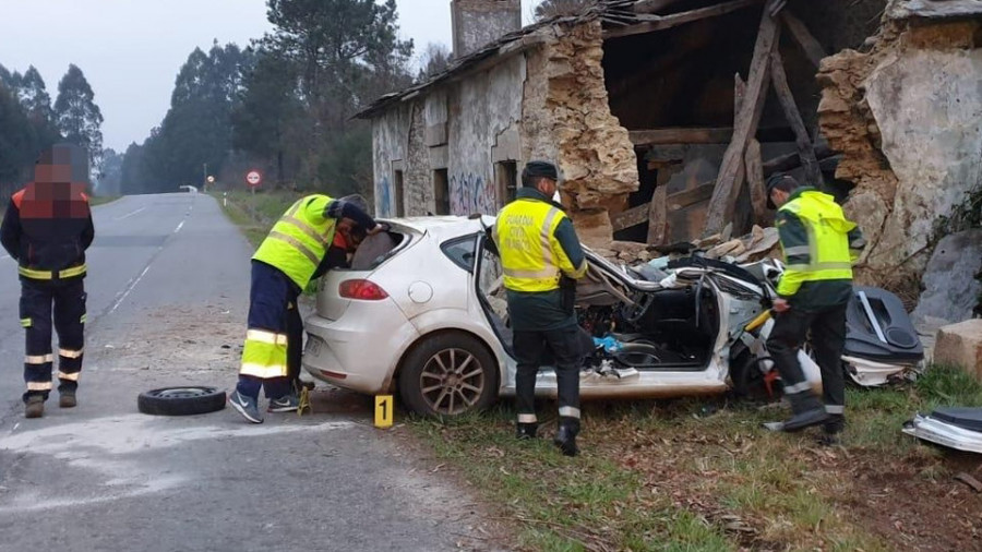 Muere un vecino de Aranga al salirse su coche de la vía e impactar contra una casa en A Castellana