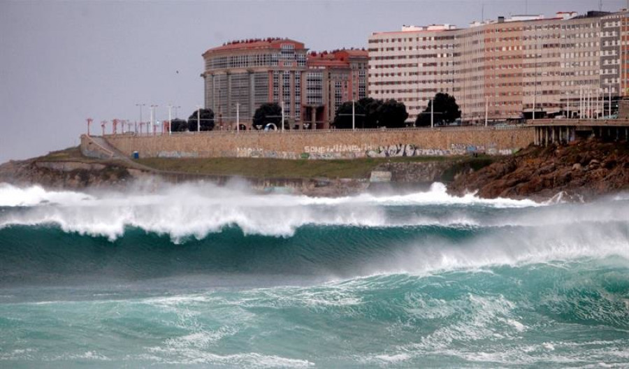 El litoral gallego sigue con aviso por olas de entre cuatro y cinco metros de altura