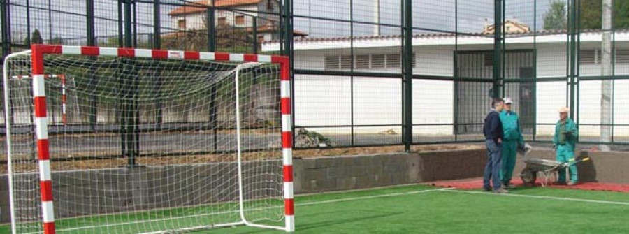 La Concejalía de Deportes acondiciona su “pionera” cancha de hierba artificial