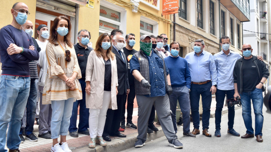 El chef José Andrés visita la Cocina Económica para felicitar a sus voluntarios