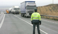 Detenido un camionero con el tacógrafo trucado tras auxiliarlo unos agentes