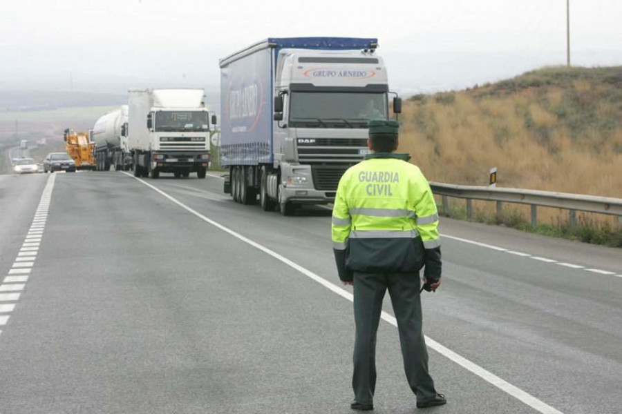 Un conductor que iba en sentido contrario, herido al chocar con un camión