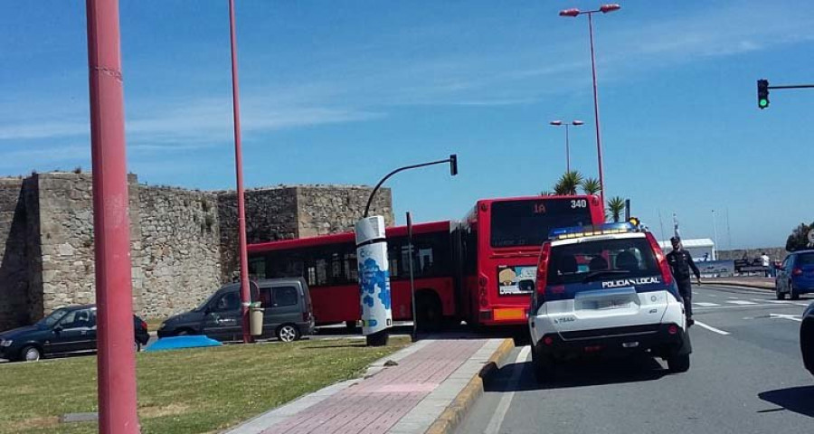 Un autobús se queda atrapado en la zona de O Parrote