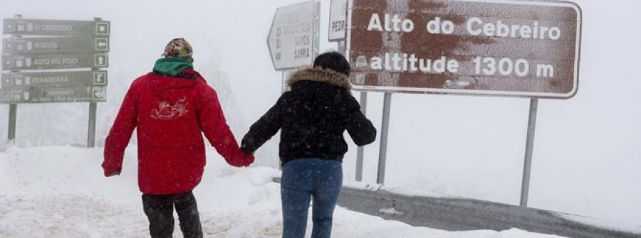 Casi mil alumnos gallegos se quedan sin clase por la nieve acumulada en las carreteras