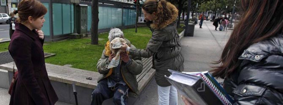 Golpea con un tablón en la cabeza a           un mendigo que le había pedido dinero