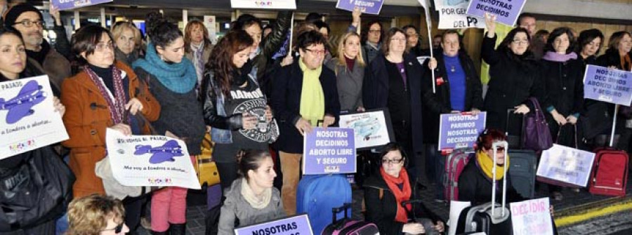 Decenas de personas piden “asilo” a Francia en protesta por la reforma de la Ley del Aborto