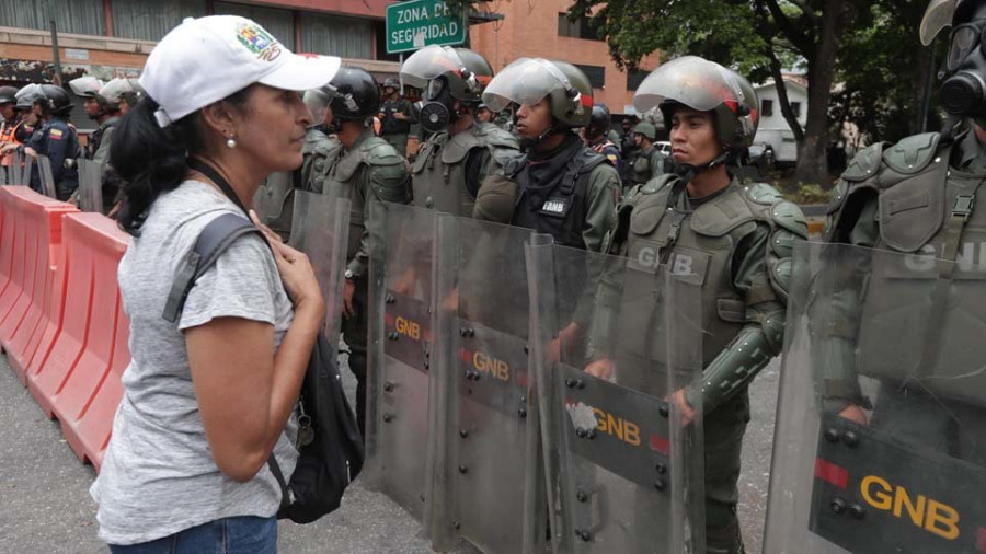 Guaidó recibe una escasa respuesta a su llamada para acudir a los cuarteles